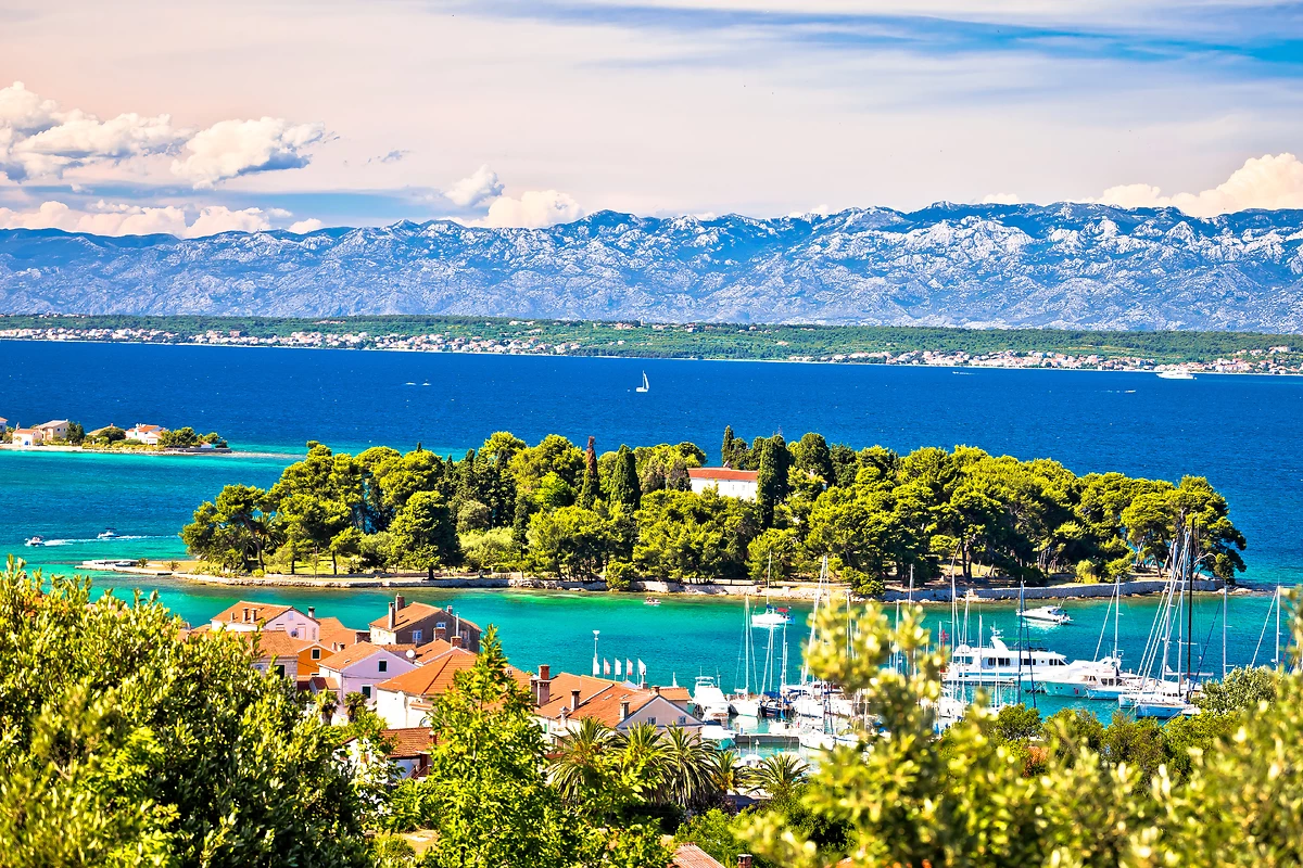 Vue sur le front de mer de l'île d'Ugljan et Galovac, Croatie