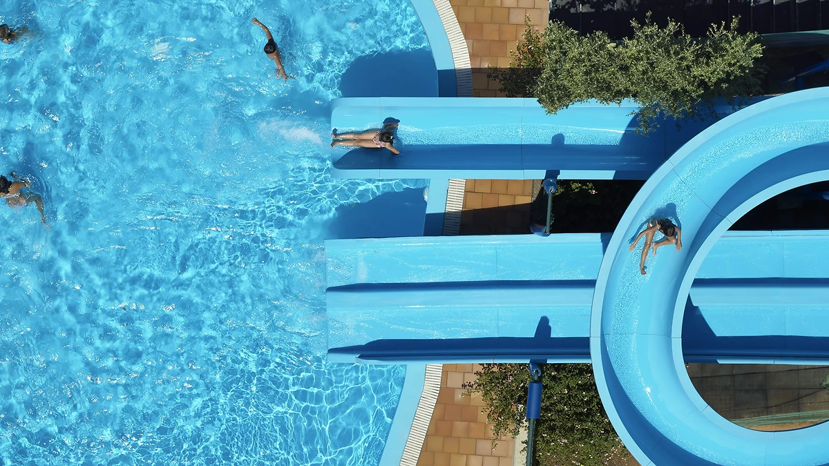 Piscine avec toboggans, Porto Elounda Golf & Spa Resort, Crète, Grèce
