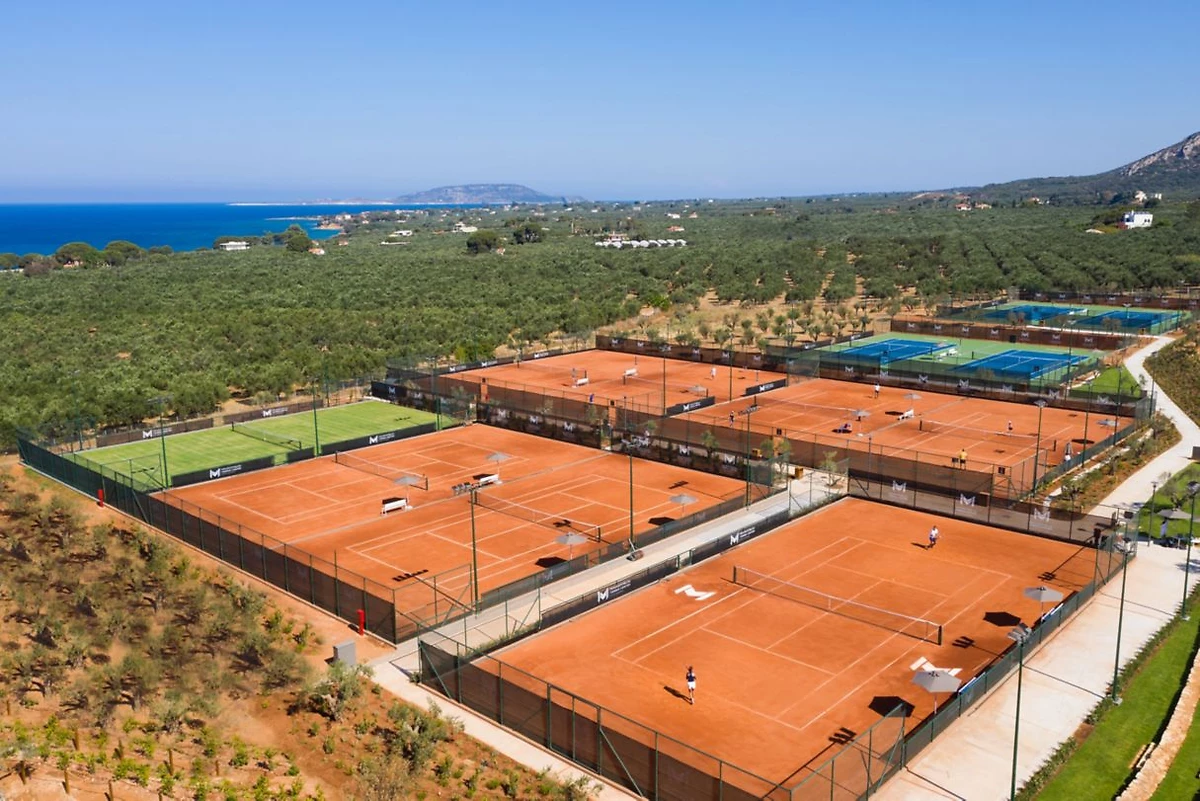 Terrains de tennis, hôtel W Costa Navarino