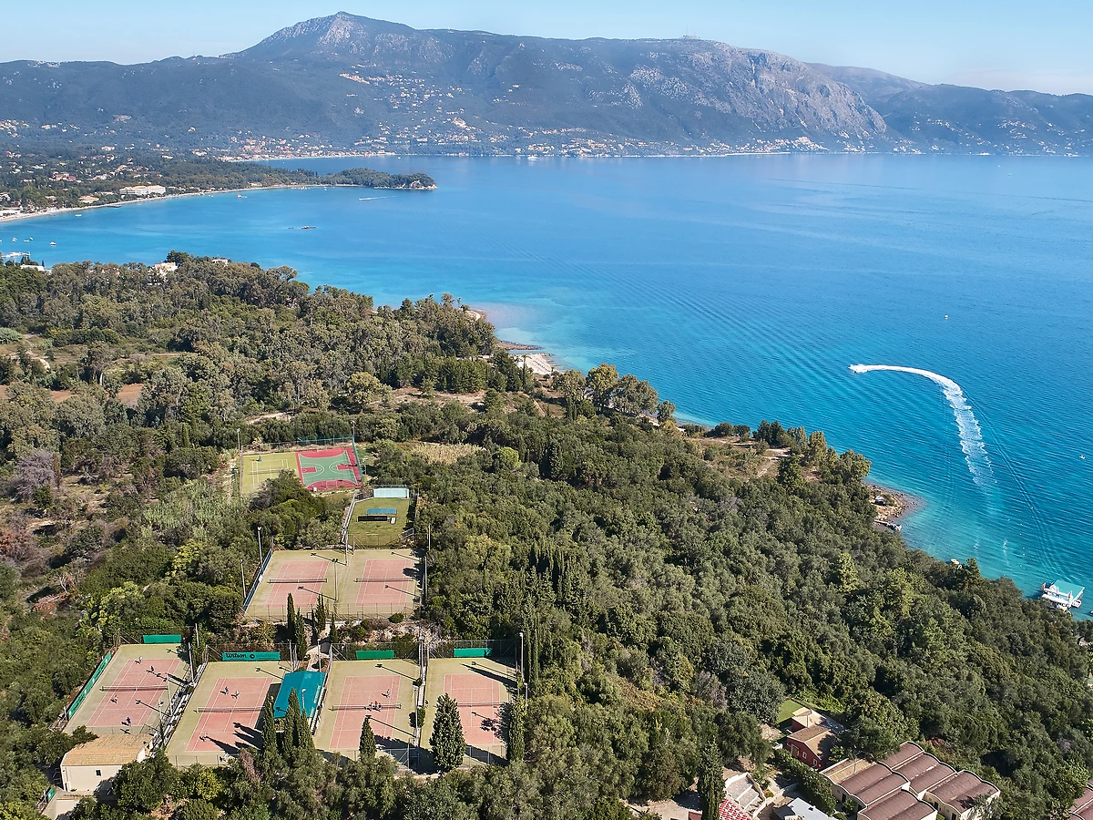 Vue aérienne des terrains de sports, Grecotel LUXME Daphnila Bay Dassia, Grèce