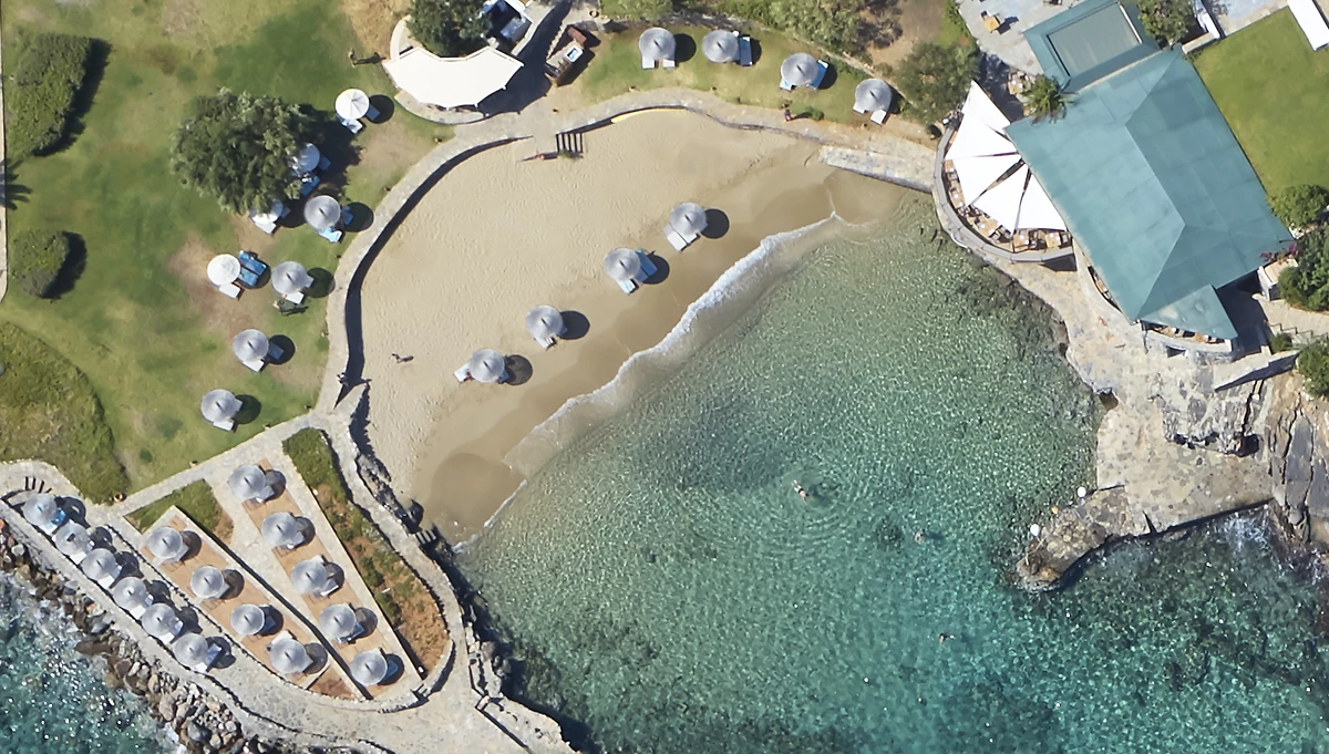 Vue aérienne de la plage de l'hôtel, Elounda Mare Relais et Châteaux