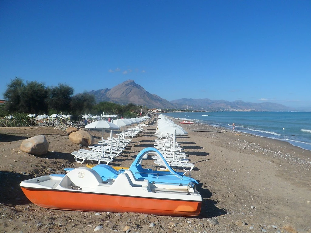 Bateaux à pédales sur la plage, Acacia Resort, Sicile, Italie