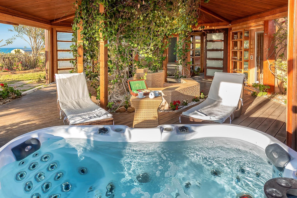 Terrasse et jacuzzi, Acacia Resort