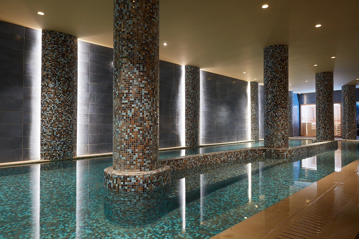 Piscine intérieure, Spa de l'hôtel, Domes Noruz Chania, Autograph Collection, Crète, Grèce
