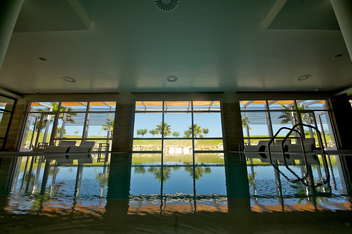 Piscine du spa, hôtel Capovaticano Resort Thalasso & Spa - MGallery by Sofitel, Ricadi, Calabre, Italie