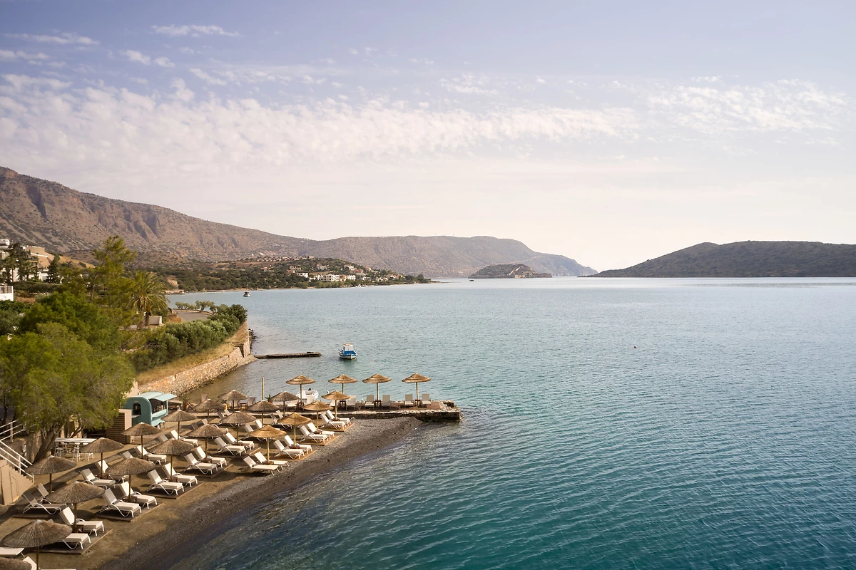 Vue aérienne sur la plage, Domes Aulūs Elounda, Curio Collection, Crète, Grèce
