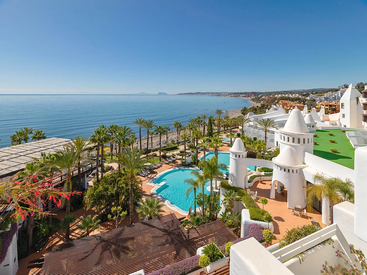 Vue aérienne de l'hôtel et de sa piscine, H10 Estepona Palace, Costa del Sol, Espagne