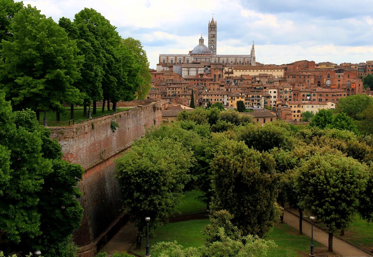 Vue sur le Duomo di Siena et le parc Fortezza Medicea, Sienne, Toscane