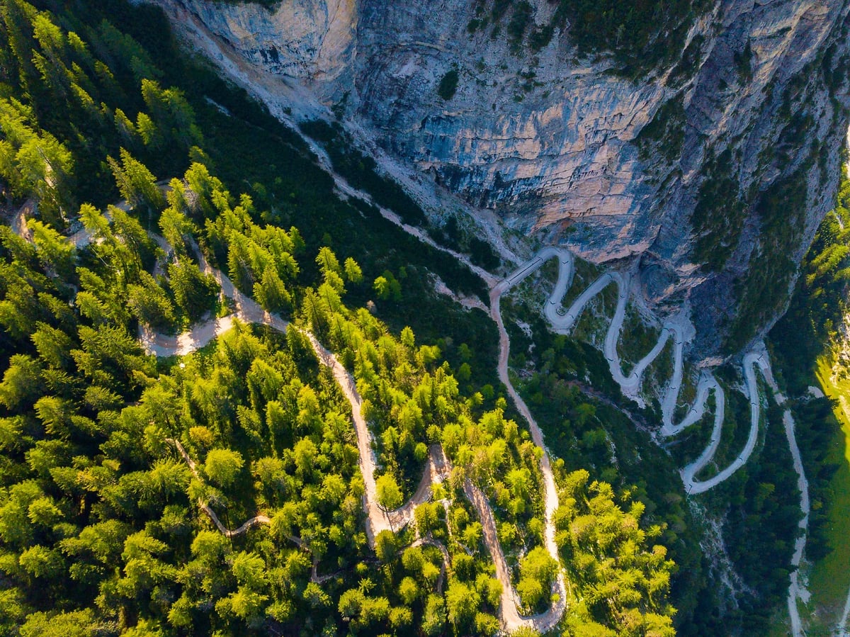 Route à Fodara Velda dans les Dolomites, Italie