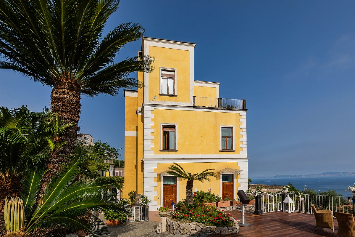 Façade, Torre Barbara, Sorrente, Naples