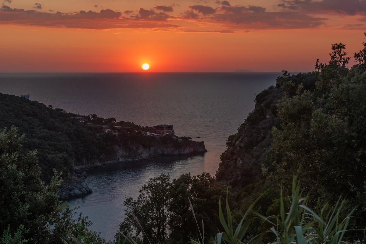 Coucher de soleil sur la baie de San Montano, Ischia, Campanie