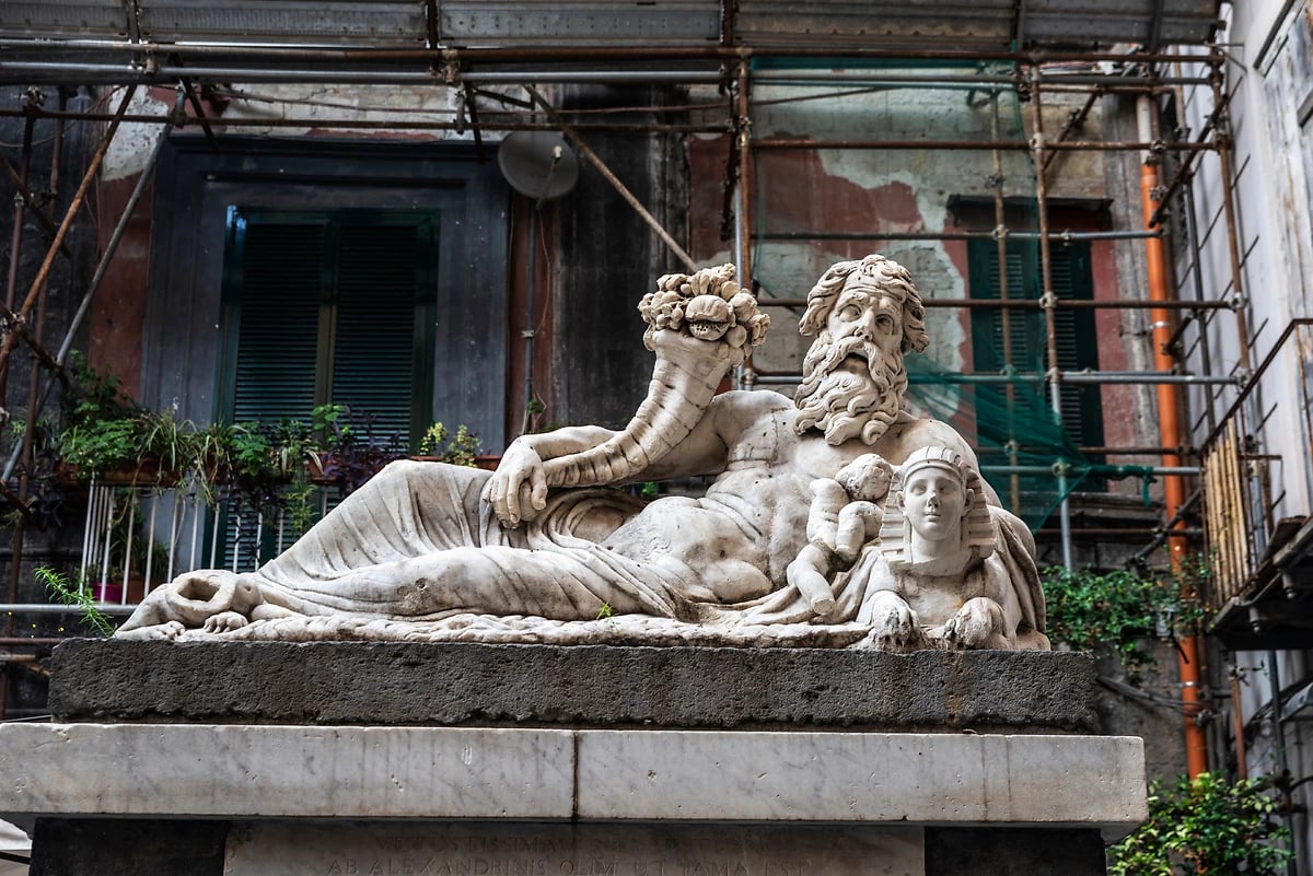 Statue du Dieu du Nil (Statua del dio Nilo) dans la rue Spaccanapoli, Naples, Campanie