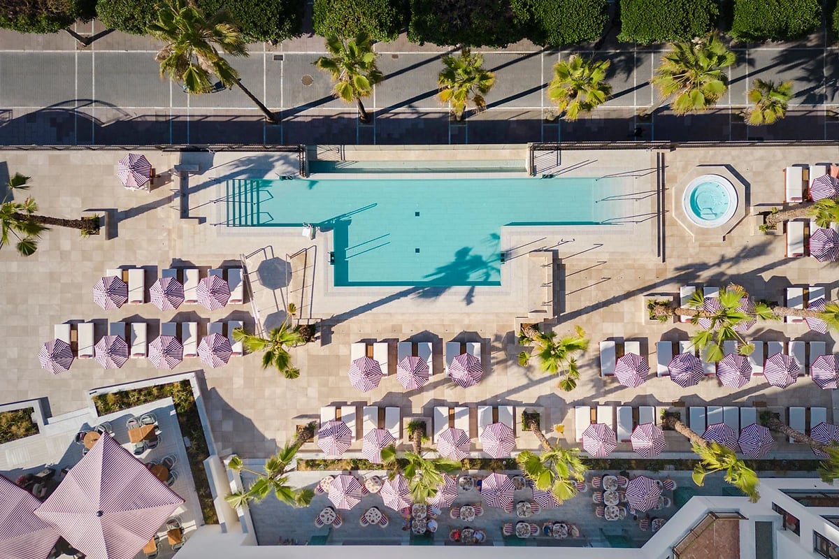 Vue aérienne sur les transats et la piscine, El Fuerte Marbella, Costa del Sol