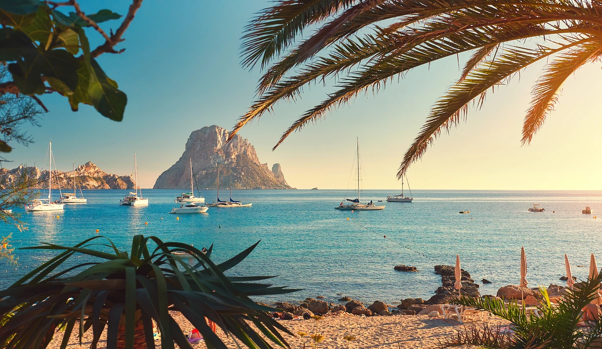 Plage de Cala d'Hort avec vue sur l'île d'Es Vedra, Ibiza, Îles Baléares, Espagne