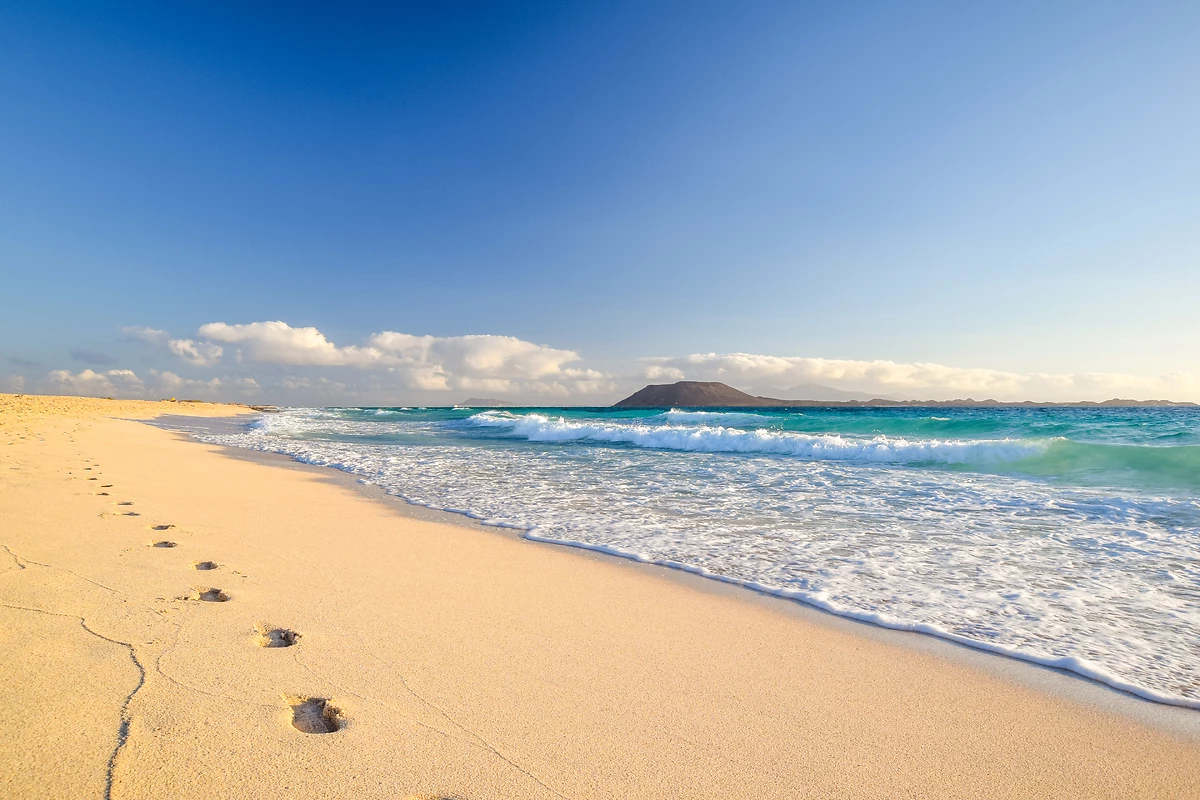 Vue sur les Îles de Lobos et Lanzarote, depuis les Grandes Plages de Corralejo, Fuerteventura, Îles Canaries, Espagne