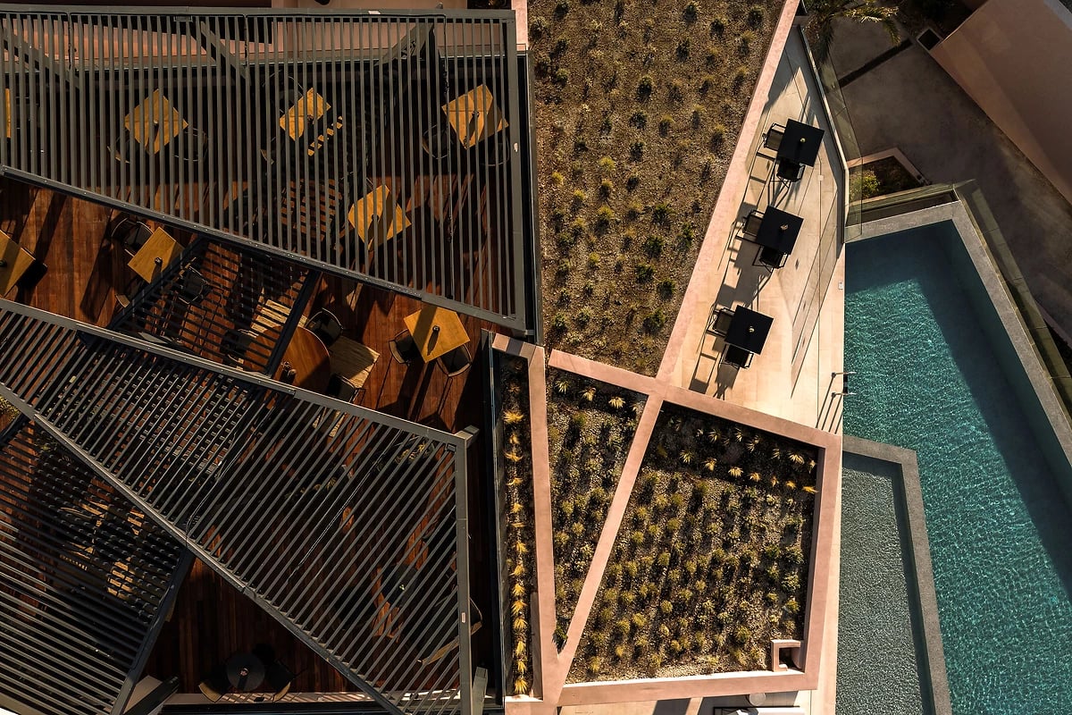 Vue aérienne sur le Maitr & Margarita Rooftop, Domes Novos Santorini, Cyclades, Grèce