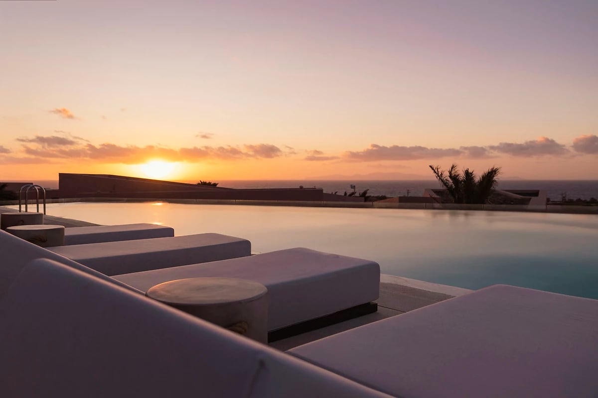 Piscine, Domes Novos Santorini, Cyclades, Grèce