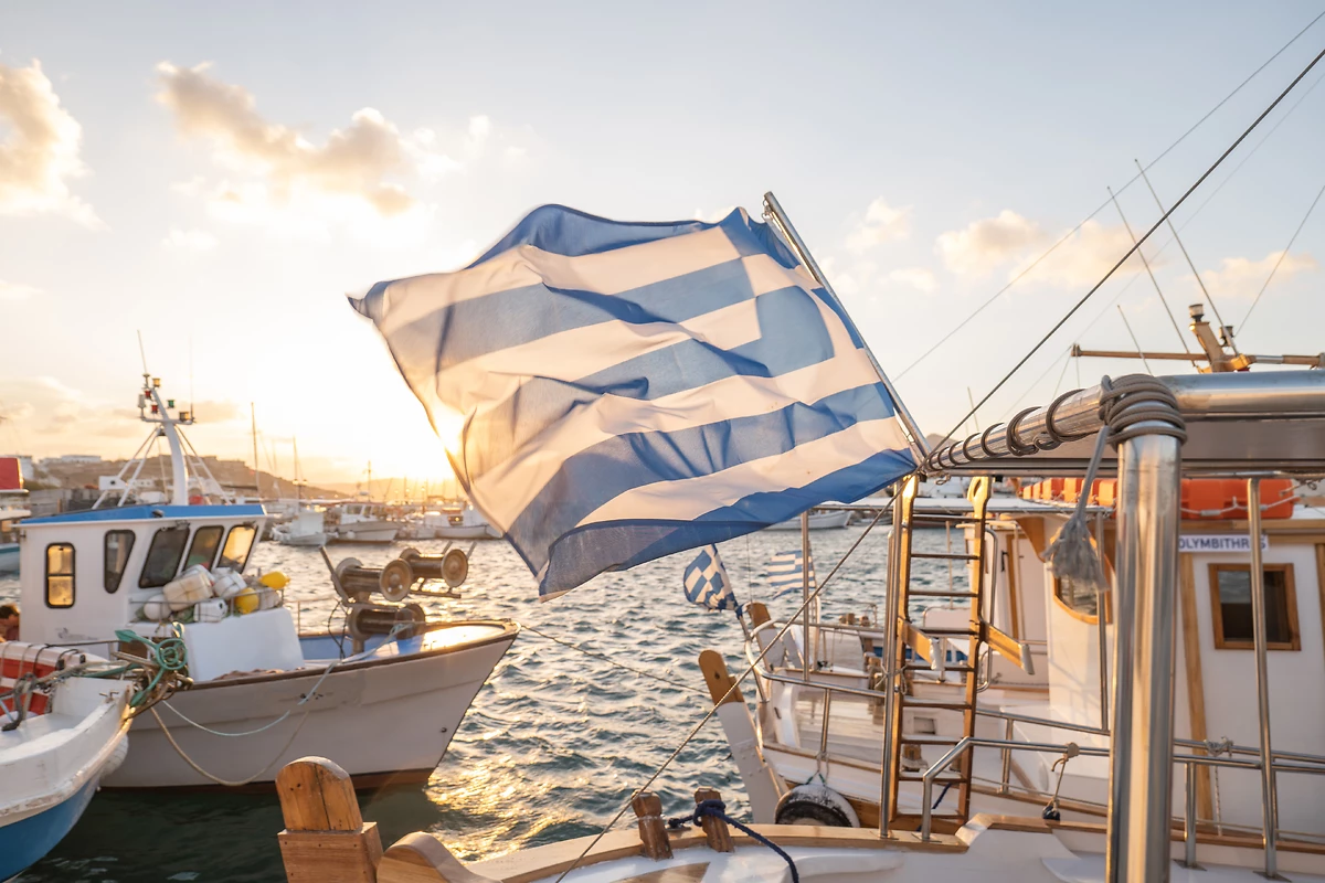 Bateau de pêche amarrés au port arborant le drapeau grec, Naoussa, Paros