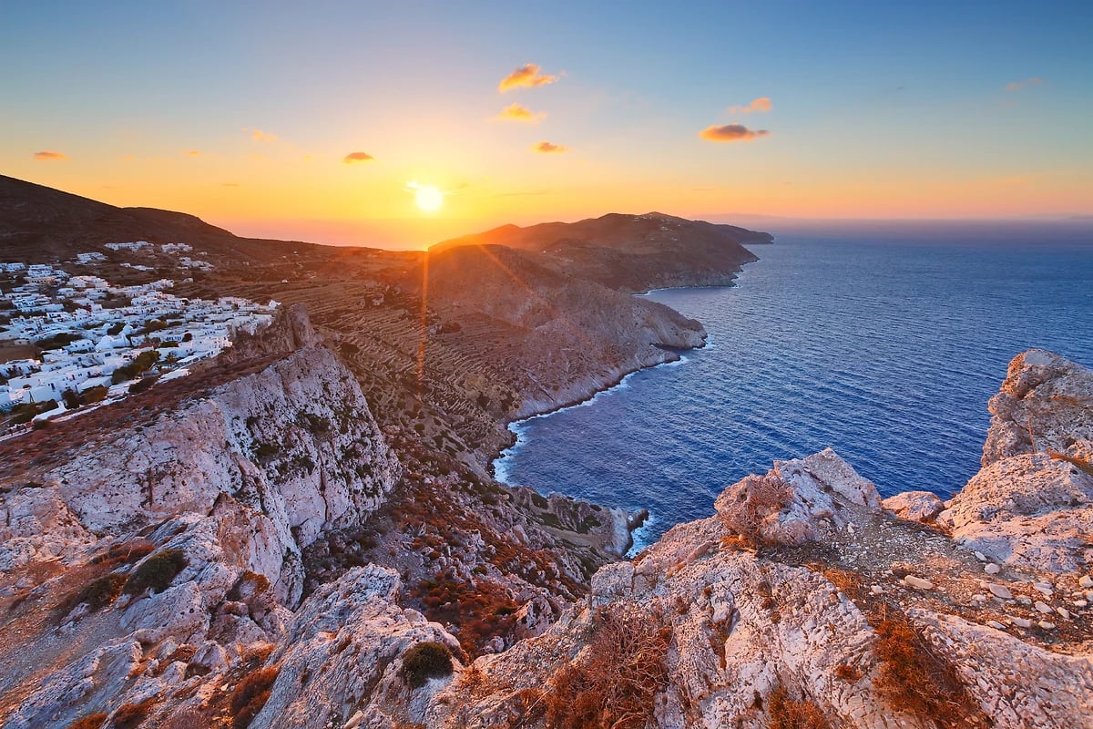 Vue du village de Folegandros et ses côtes, Grèce
