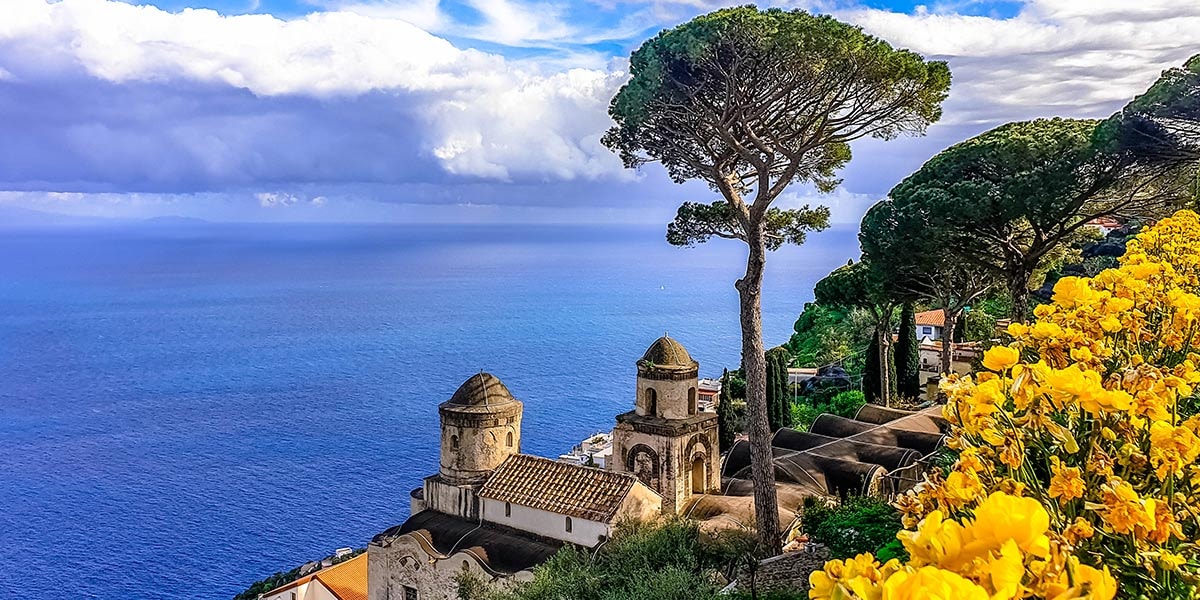 Vue imprenable depuis le village de Ravello, sur la côte amalfitaine, en Campanie, Italie.