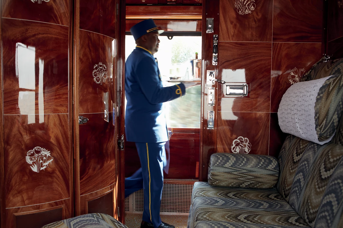 Vue depuis l'intérieur d'une cabine double (configuration de jour), train Venice Simplon-Orient Express