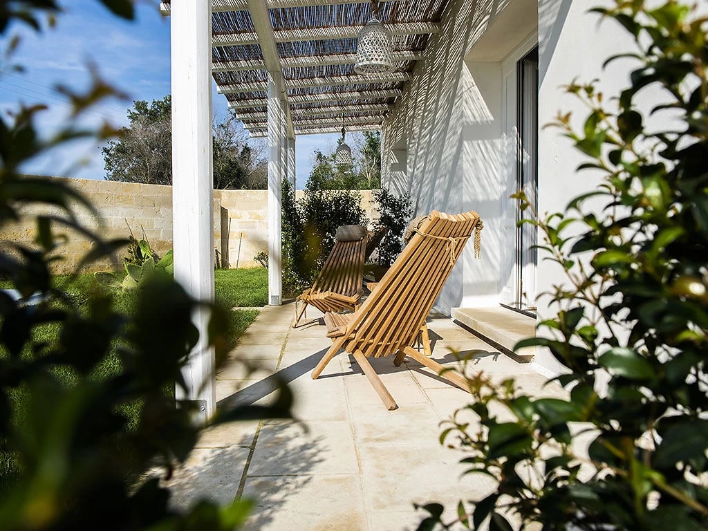 Fauteuils de jardin, vue extérieure, Masseria Rauccio, Pouilles, Italie