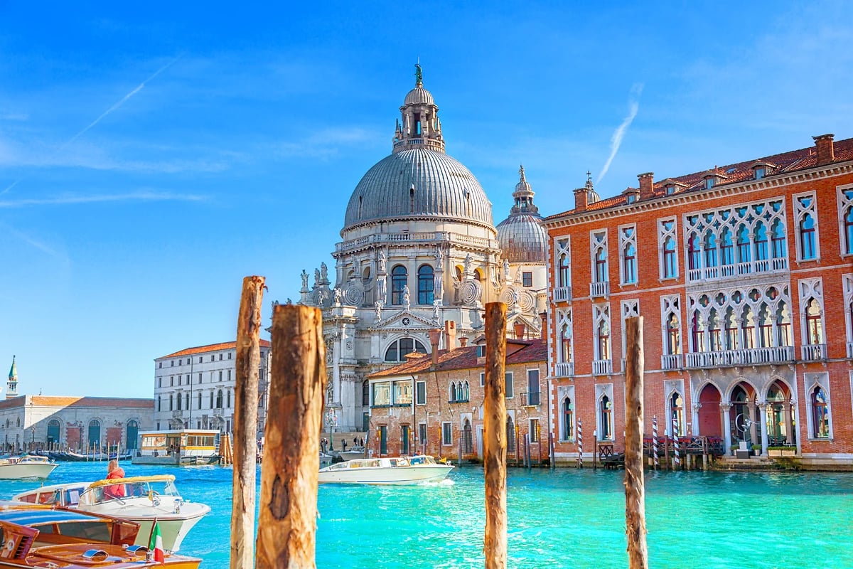 Vue sur le Grand Canal et la Basilique Santa Maria della Salute, Venise