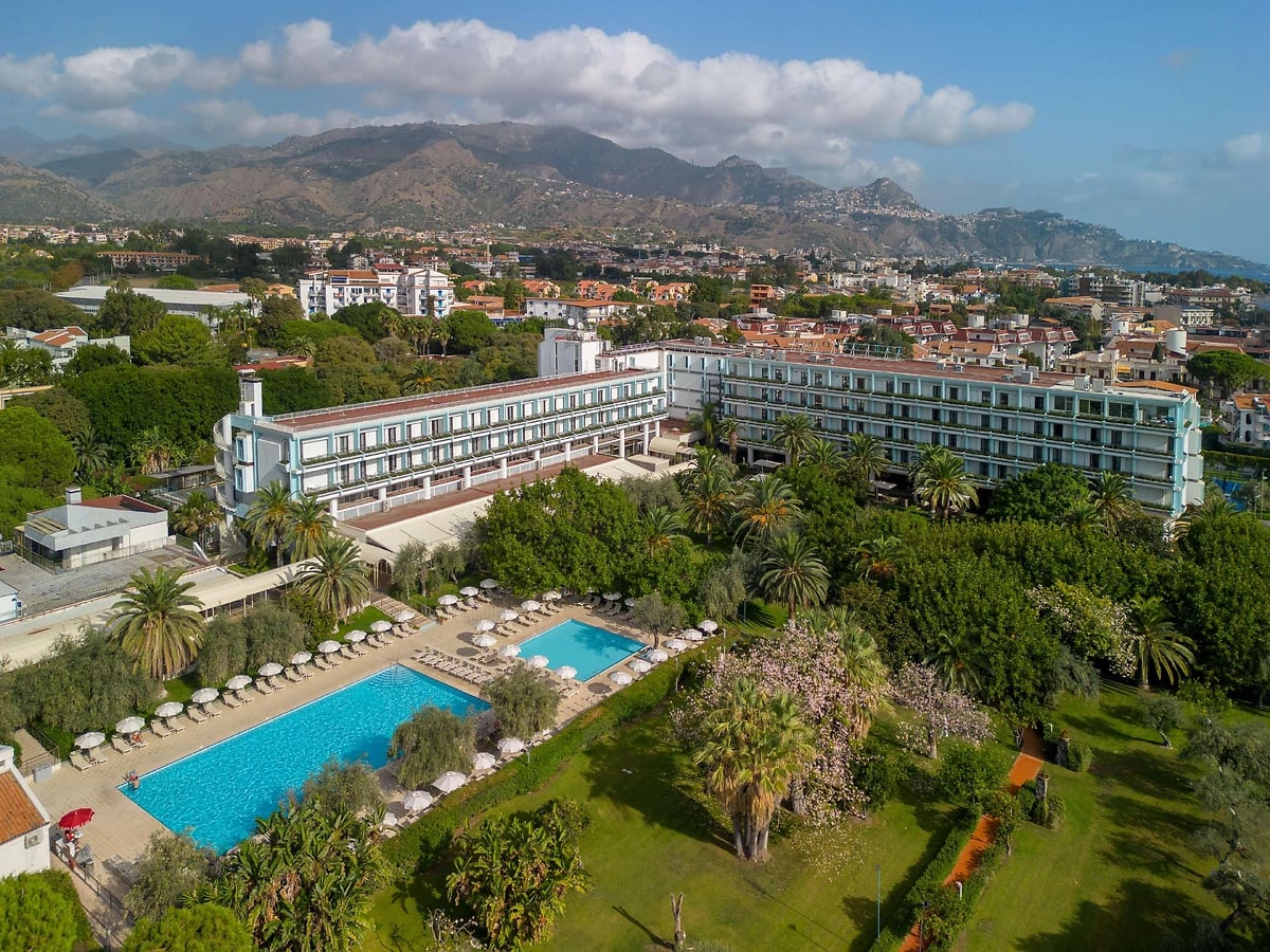 Vua aérienne de la piscine et de l'hôtel, UNAHOTELS Naxos Beach Sicilia, Sicile, Italie
