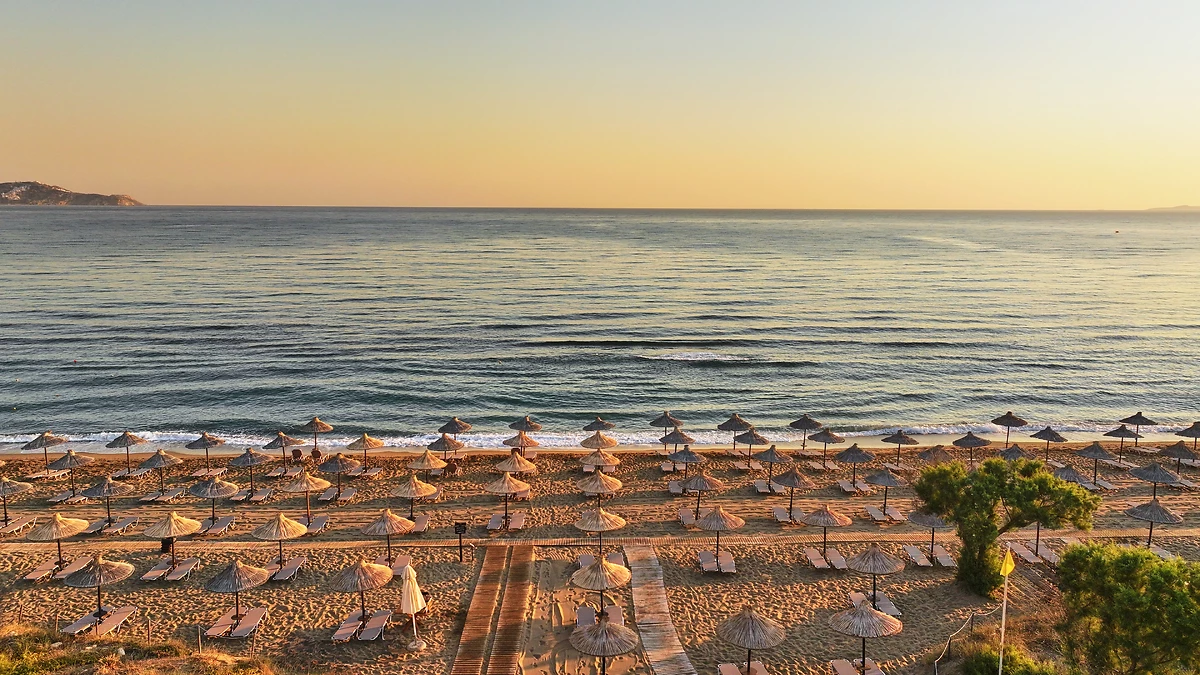 Vue aérienne de la plage de l'hôtel au coucher du soleil, Agapi Beach Resort, Crète, Grèce