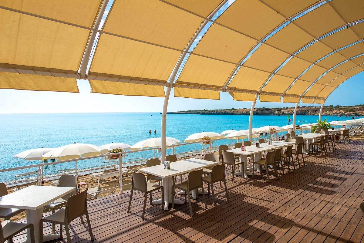 Un des bars de l'hôtel, VOI Arenella Resort