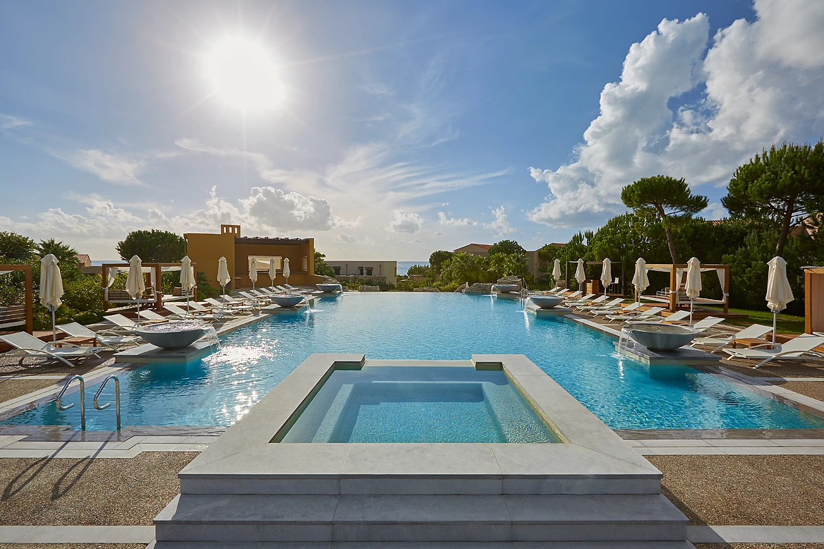 Piscine, hôtel The Westin Resort Costa Navarino