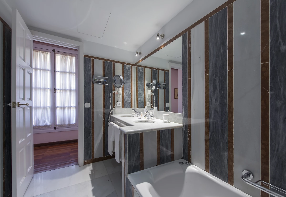 Salle de bain, Chambre supérieure, Hôtel Las Casas de la Juderia, Séville, Espagne