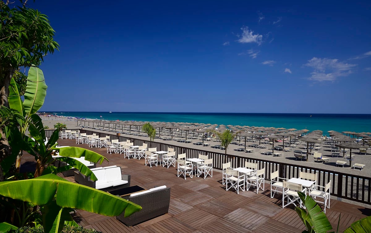 Terrasse donnant sur la plage, UNAHOTELS Naxos Beach Sicilia, Sicile, Italie