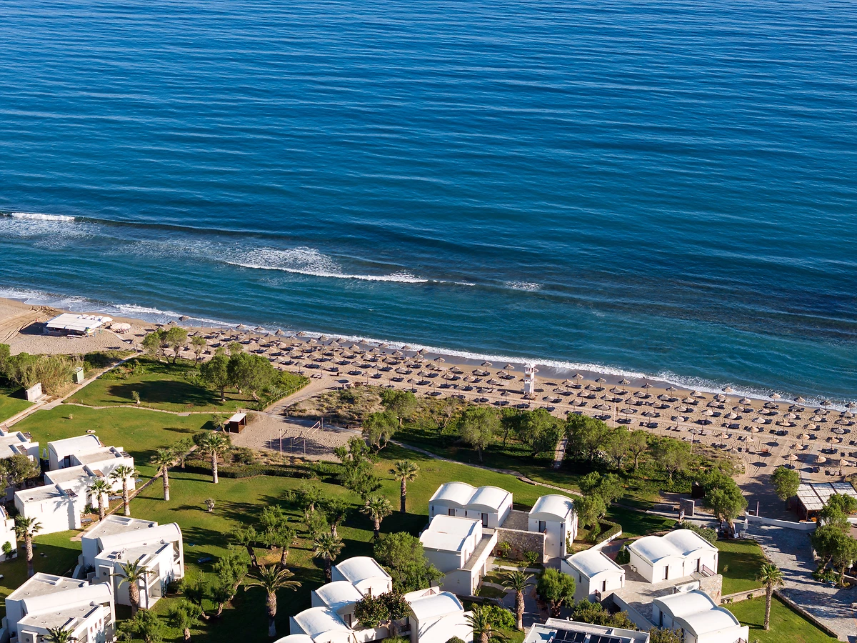 Vue aérienne de la plage de l'hôtel, Agapi Beach Resort, Crète, Grèce