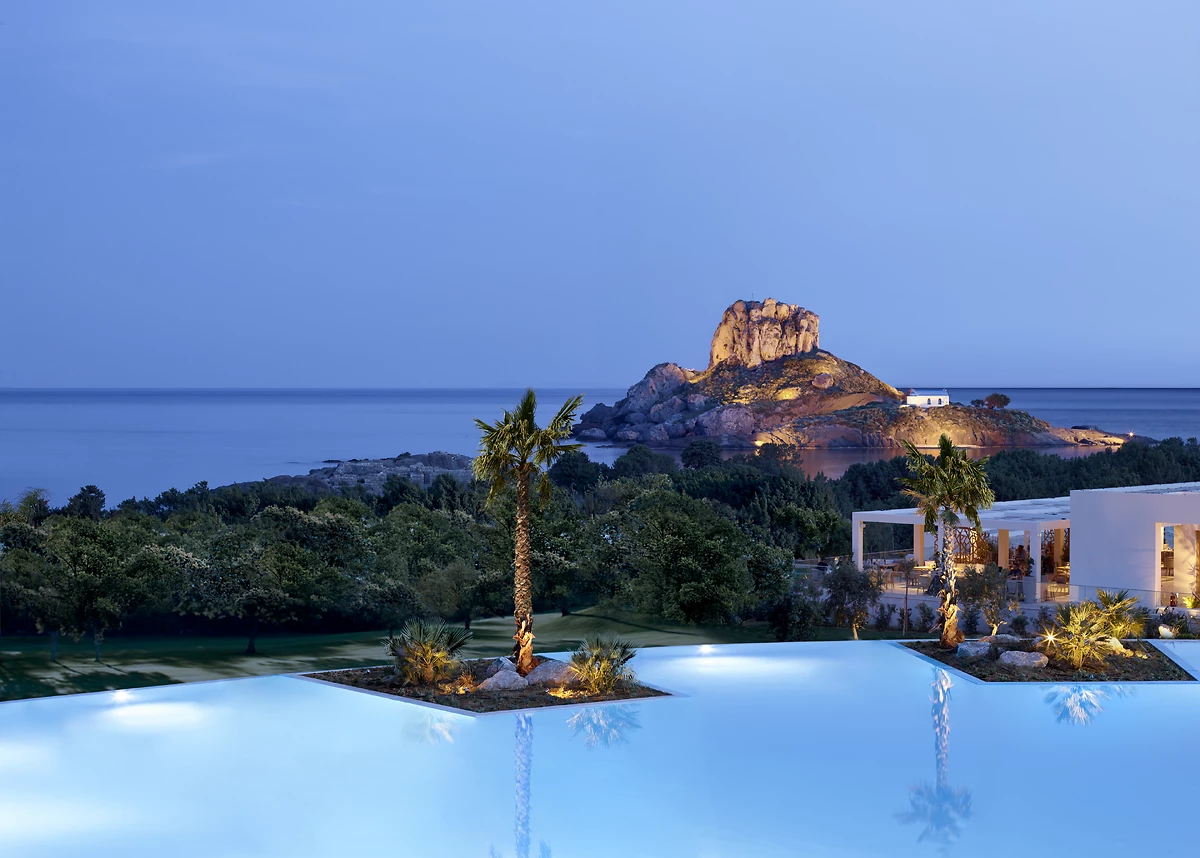 Piscine de l'hôtel de nuit, hôtel Ikos Aria Resort