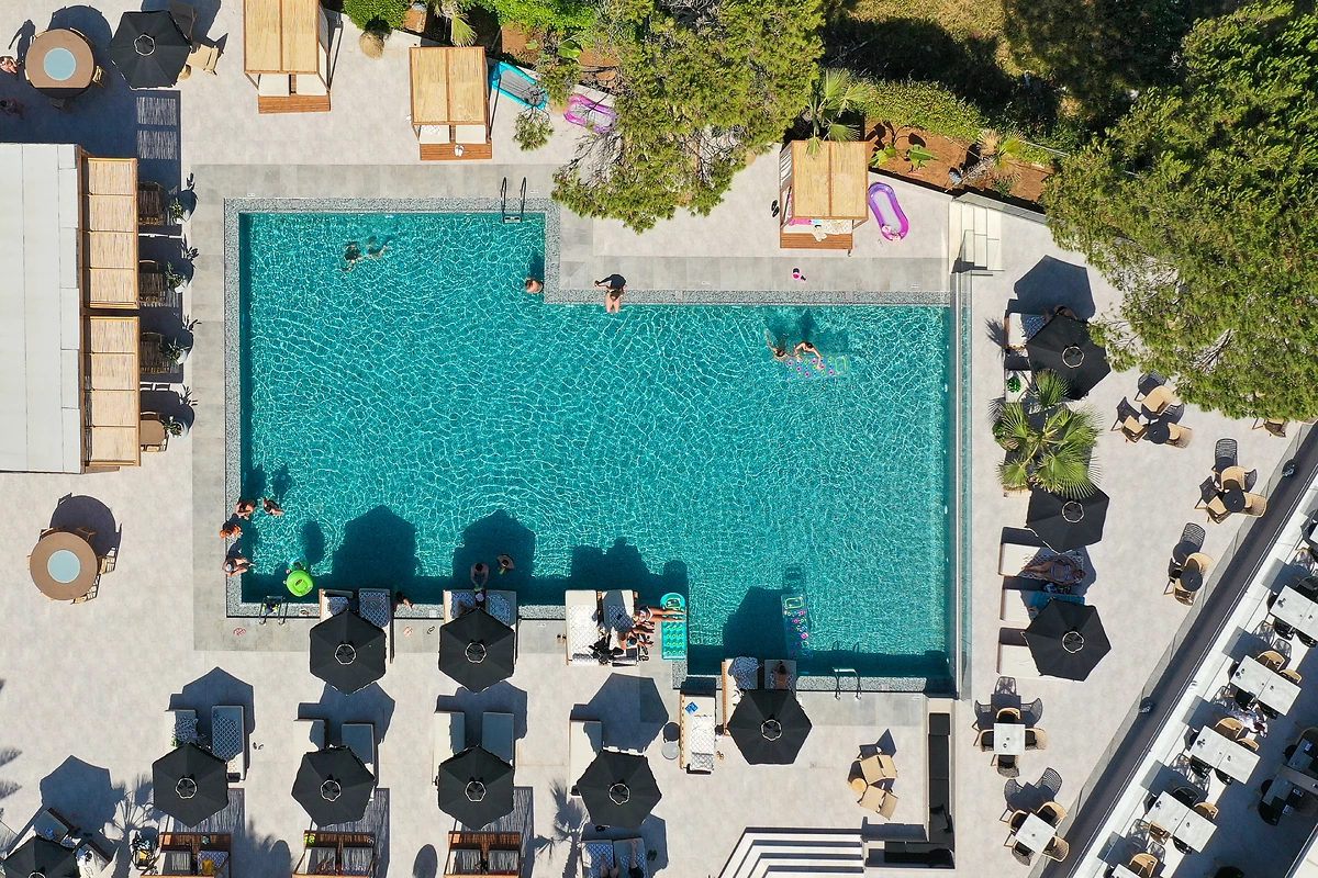 Vue aérienne de la piscine de l'hôtel, Eliros Mare, Crète, Grèce