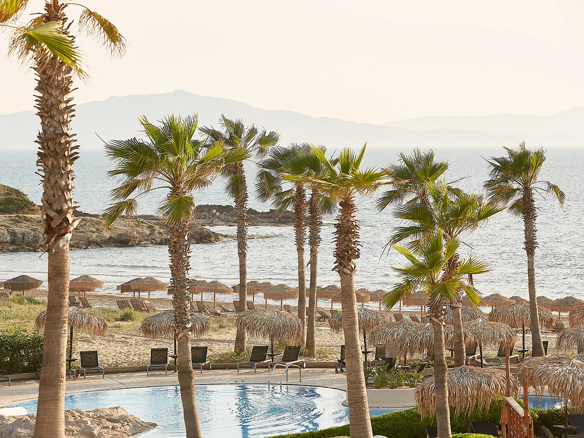 Piscine donnant sur la plage, Grecotel LUXME Oasis & Aqua Park, Péloponnèse, Grèce