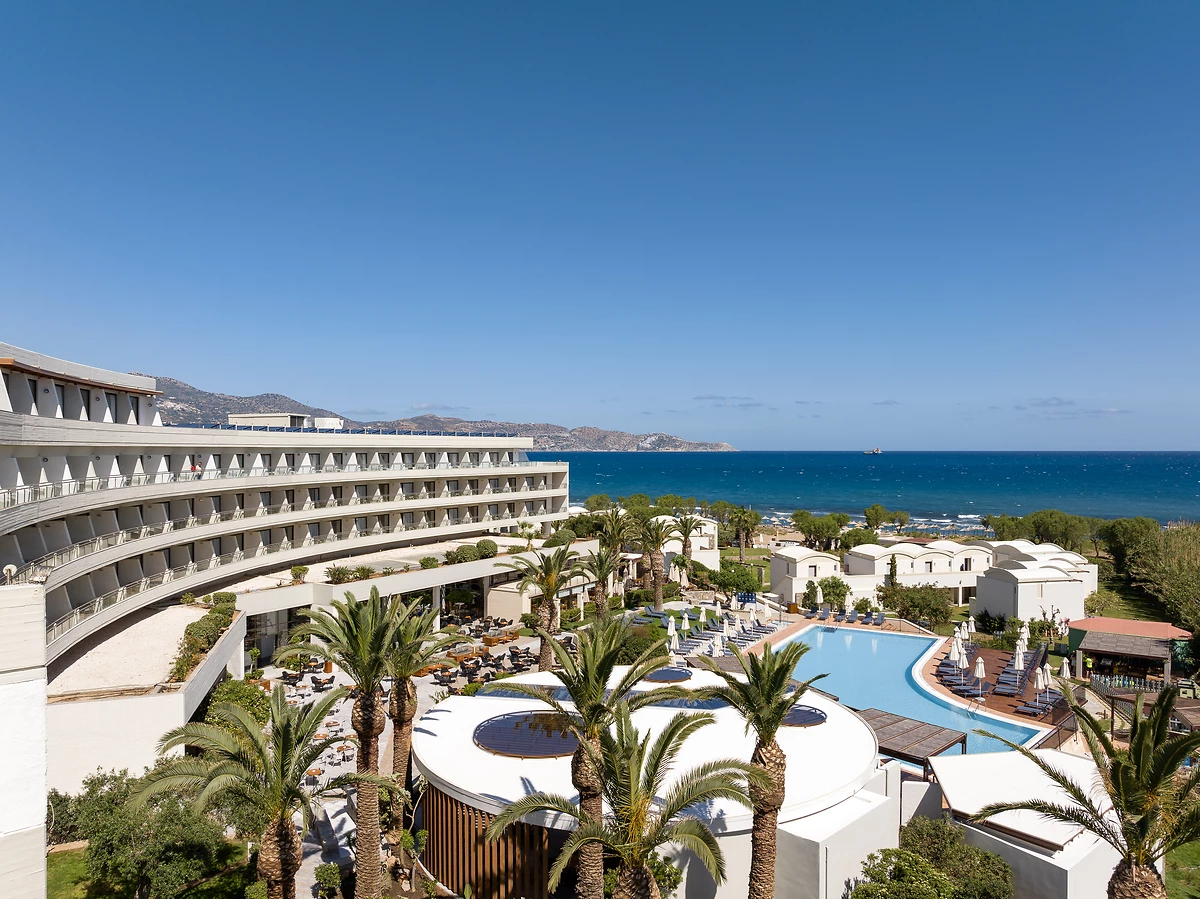 Vue aérienne de l'hôtel et de sa piscine, Agapi Beach Resort, Crète, Grèce