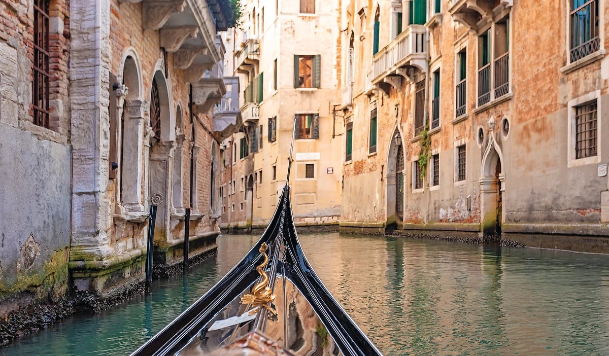 Balade en gondole sur un canal à Venise