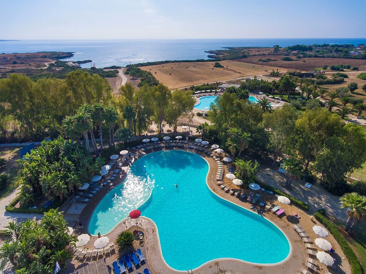 Vue aérienne de la piscine de l'hôtel, VOI Arenella Resort