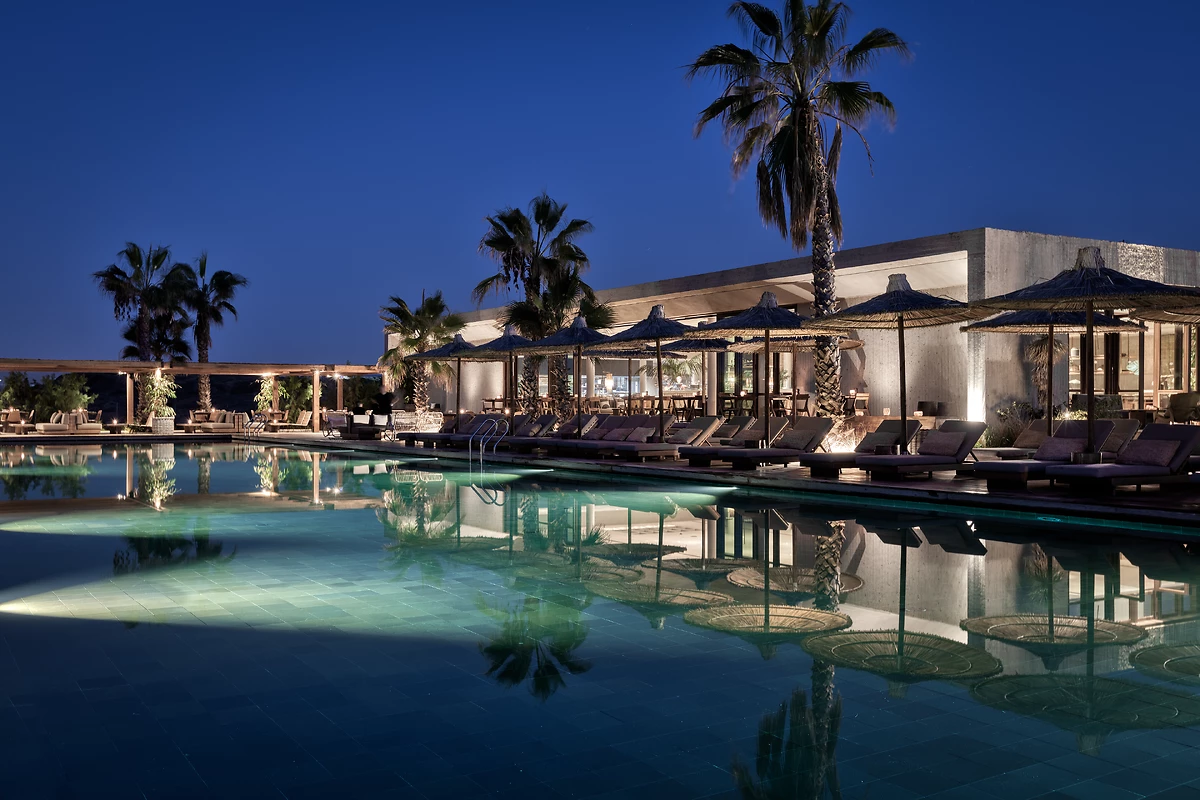 Piscine de l'hôtel de nuit, Domes Zeen Chania, a Luxury Collection Resort, Crète, Grèce