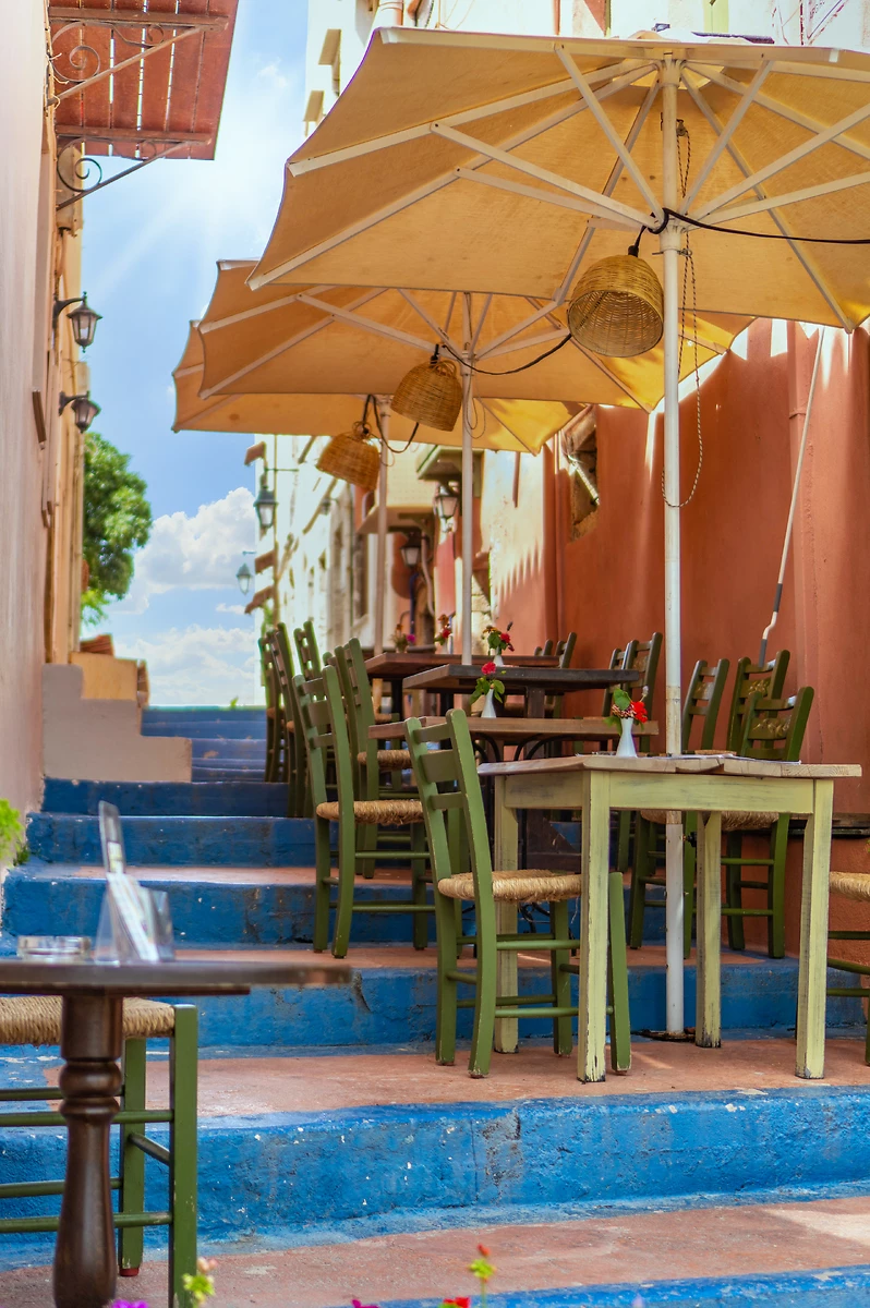 Terrasse d'un café sur les marches d'un escalier, Réthymnon, Crète, Grèce