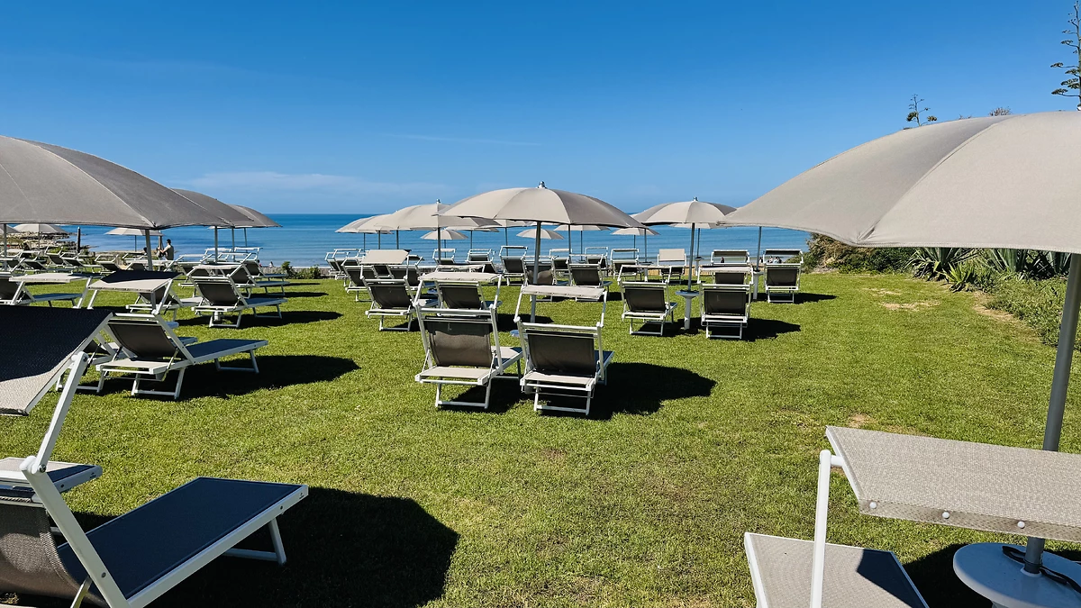 Transats et parasols, Terradamari Resort & Spa Marina di Modica, Tapestry Collection by Hilton, Sicile