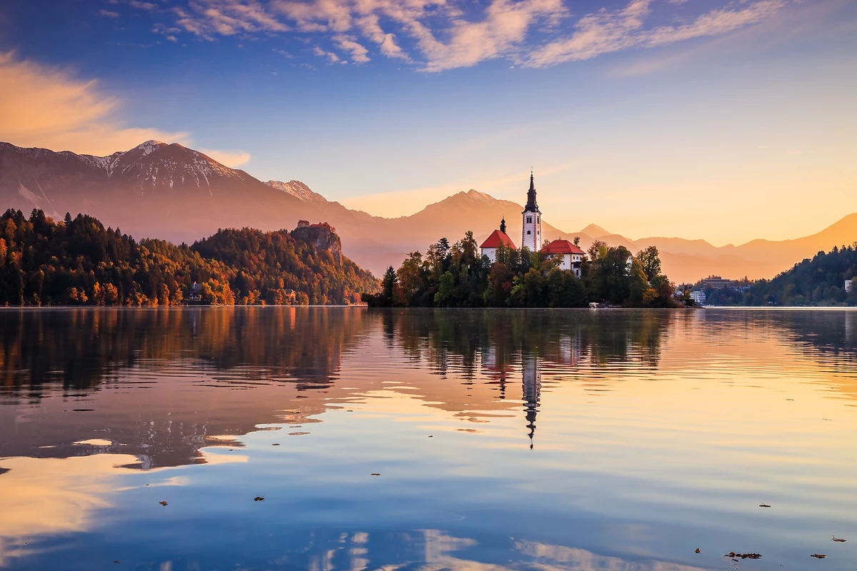 Lever du soleil sur le lac de Bled, Slovénie