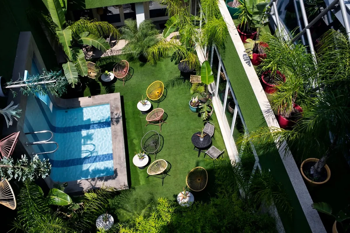 Vue aérienne de la terrasse et sa piscine, chic&basic Gravity, Porto, Portugal