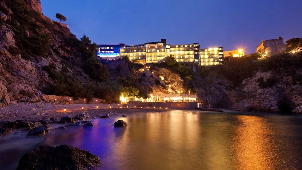 Plage de l'hôtel Bellevue de nuit, Dubrovnik, Croatie