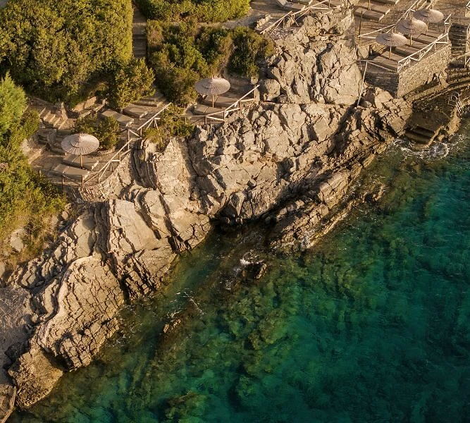 Transats en bord de mer, Minos Palace Hotel & Suites, Crète, Grèce