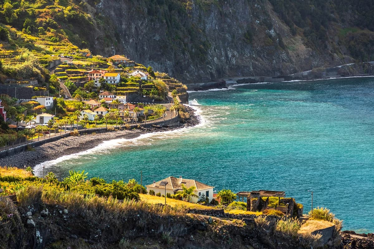 Vue sur le village de Porto Moniz à Madère au Portugal