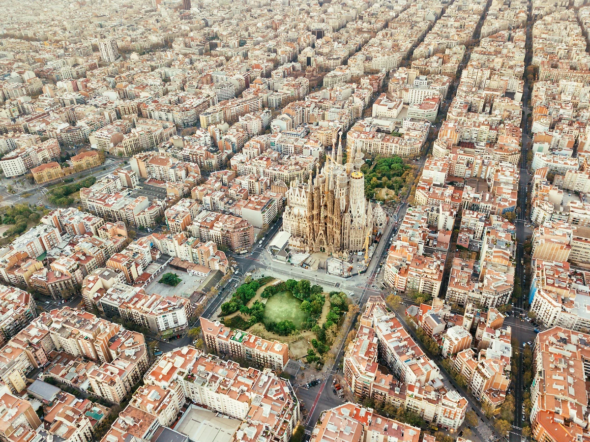 Vue aérienne du quadrillage de Barcelone et de la Sagrada Familia, Espagne