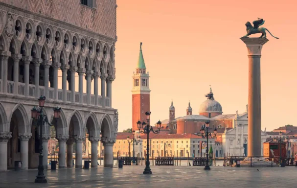 Piazza San Marco avec l'Église San Giorgio Maggiore et la colonne de Saint-Marc, Venise